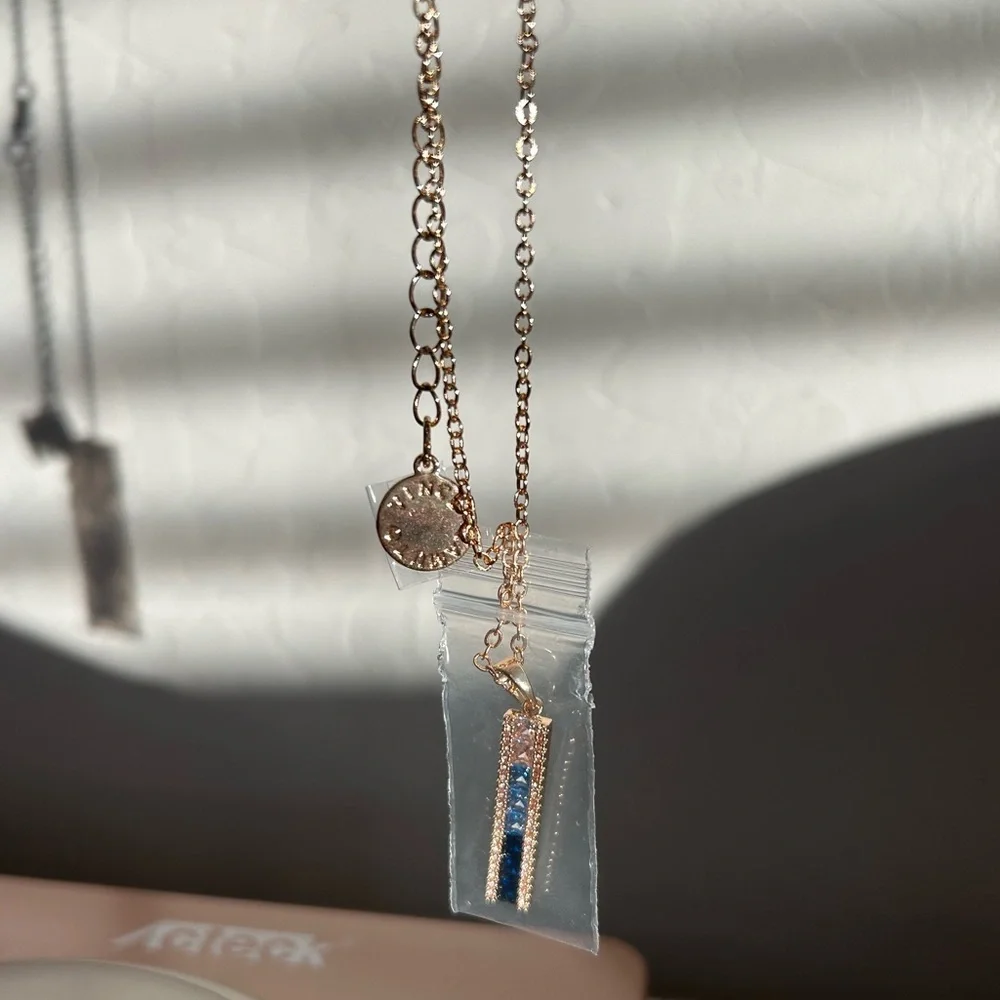 Vince CAMUTO Necklace/Collier Blue Ombré Necklace W/Pouch - Picture 10 of 12